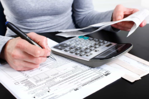 Como revisar assinaturas e contratos para reduzir seus gastos fixos em 2026?